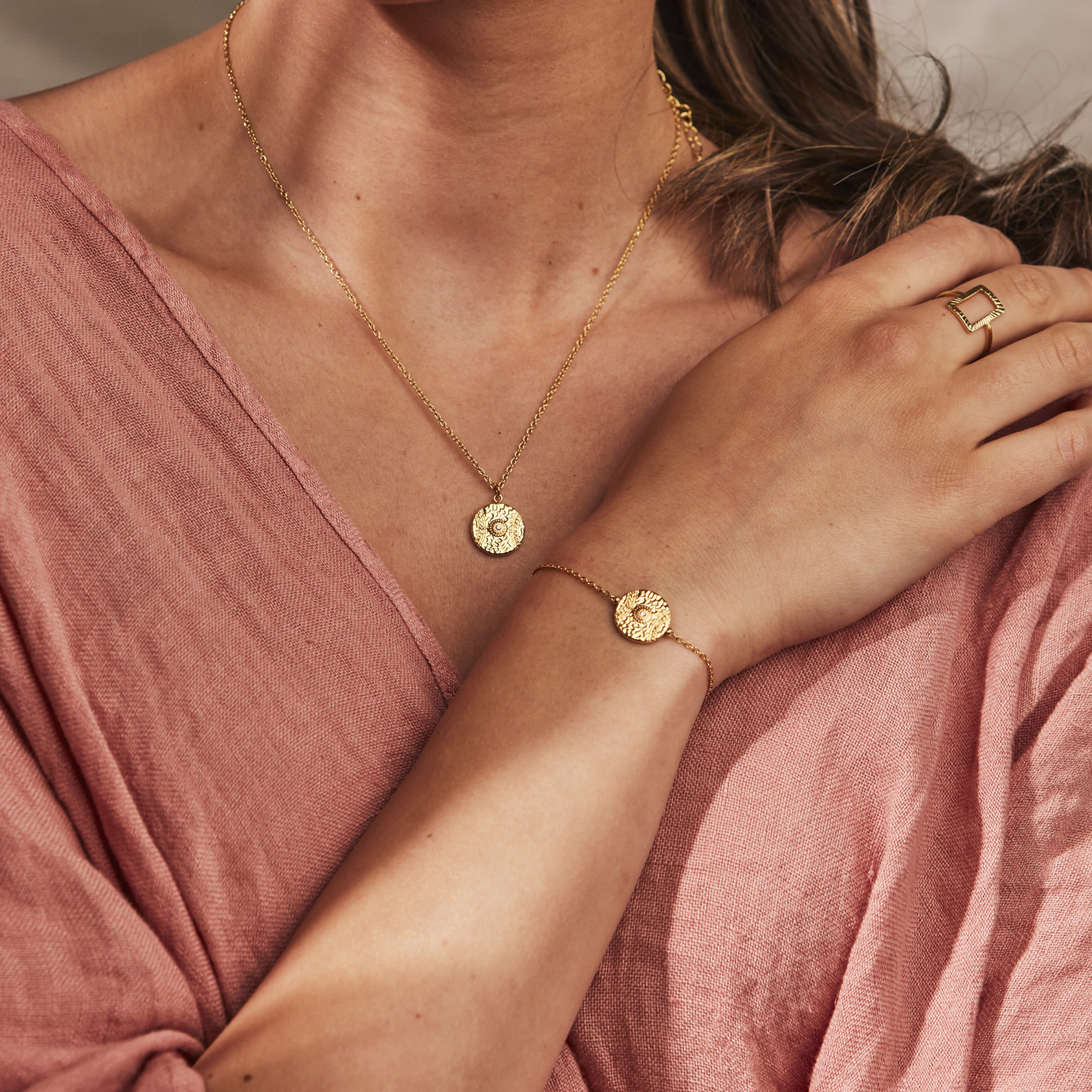 Halsband med en rund berlock