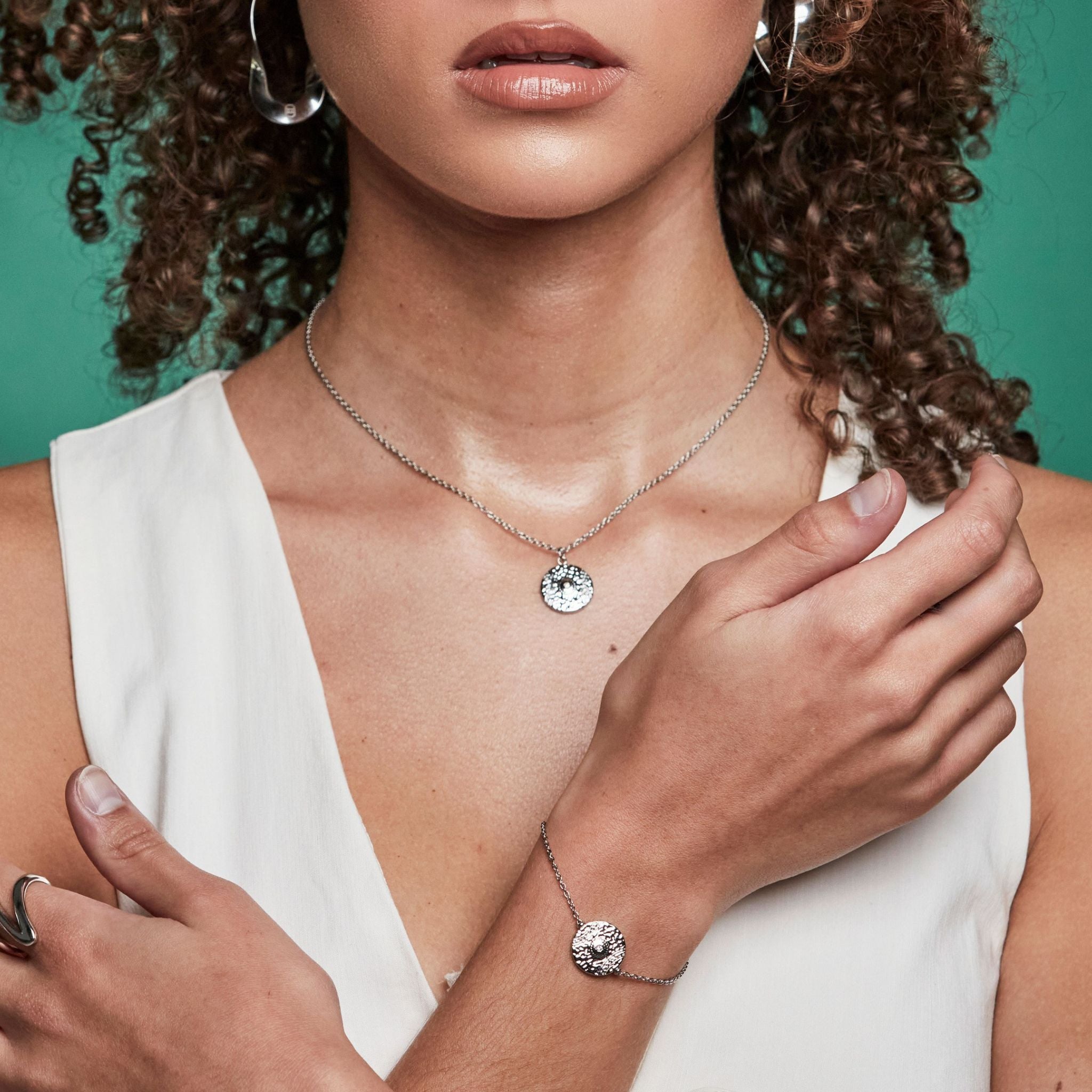 Halsband med en rund berlock