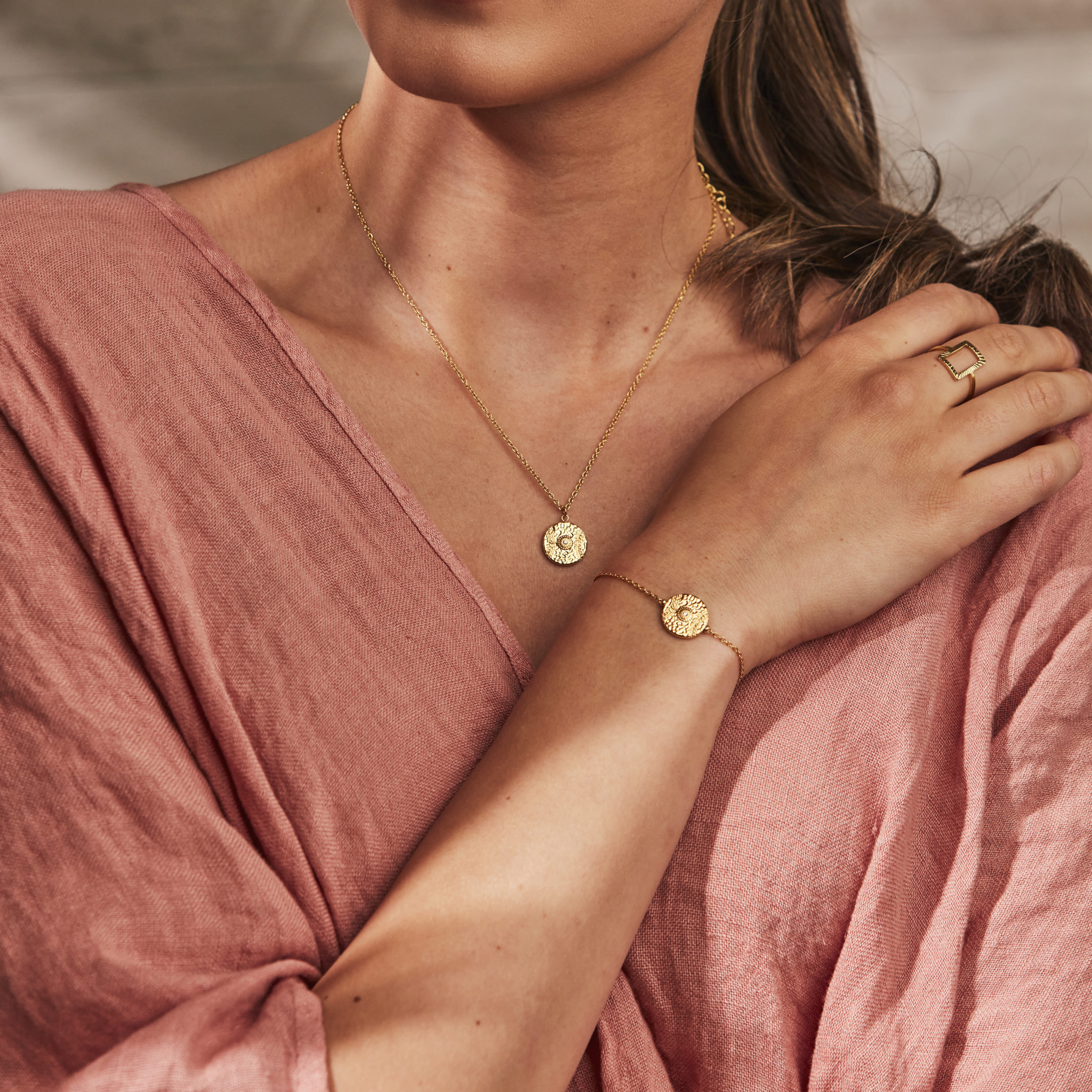 Armband med en rund berlock