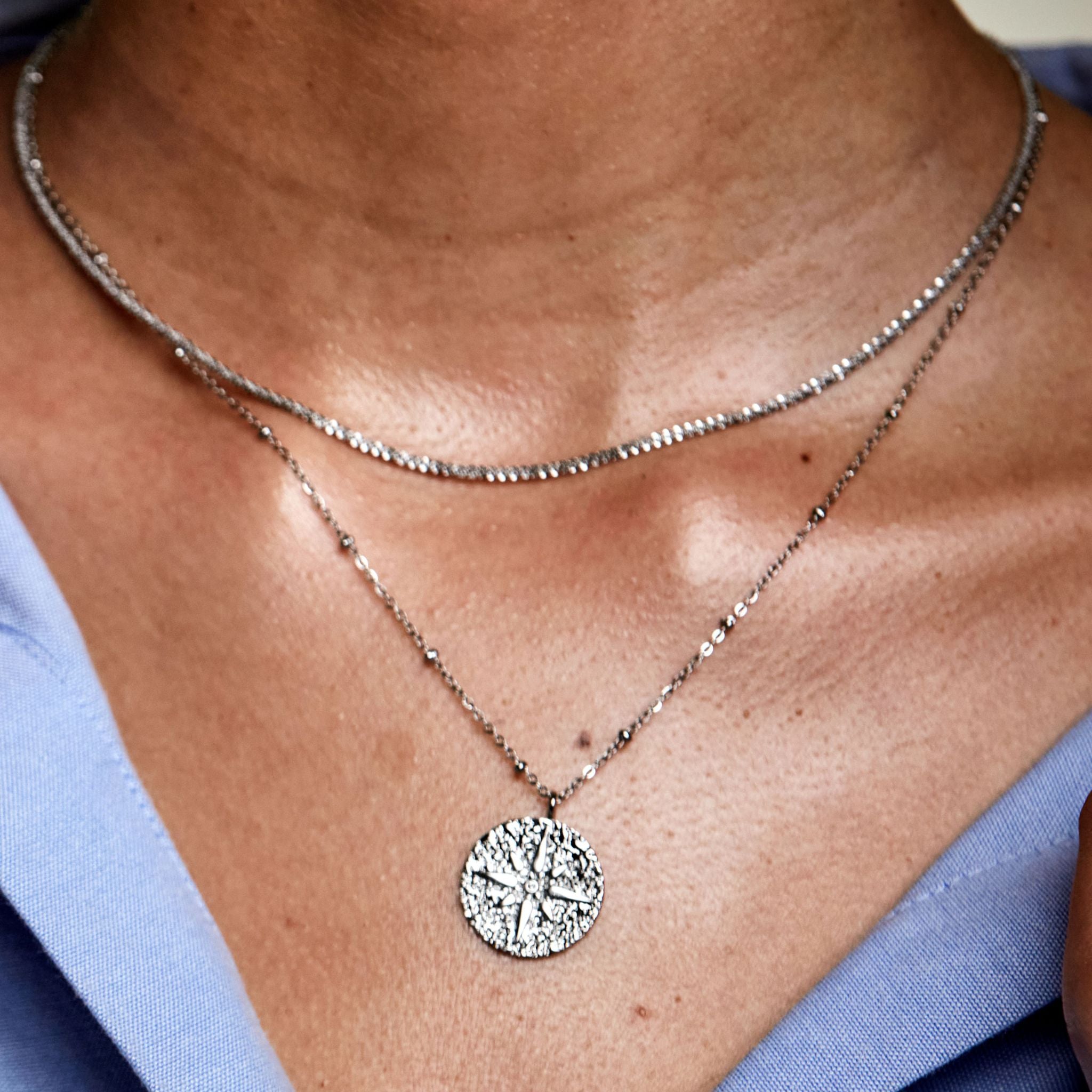 Halsband med rund berlock