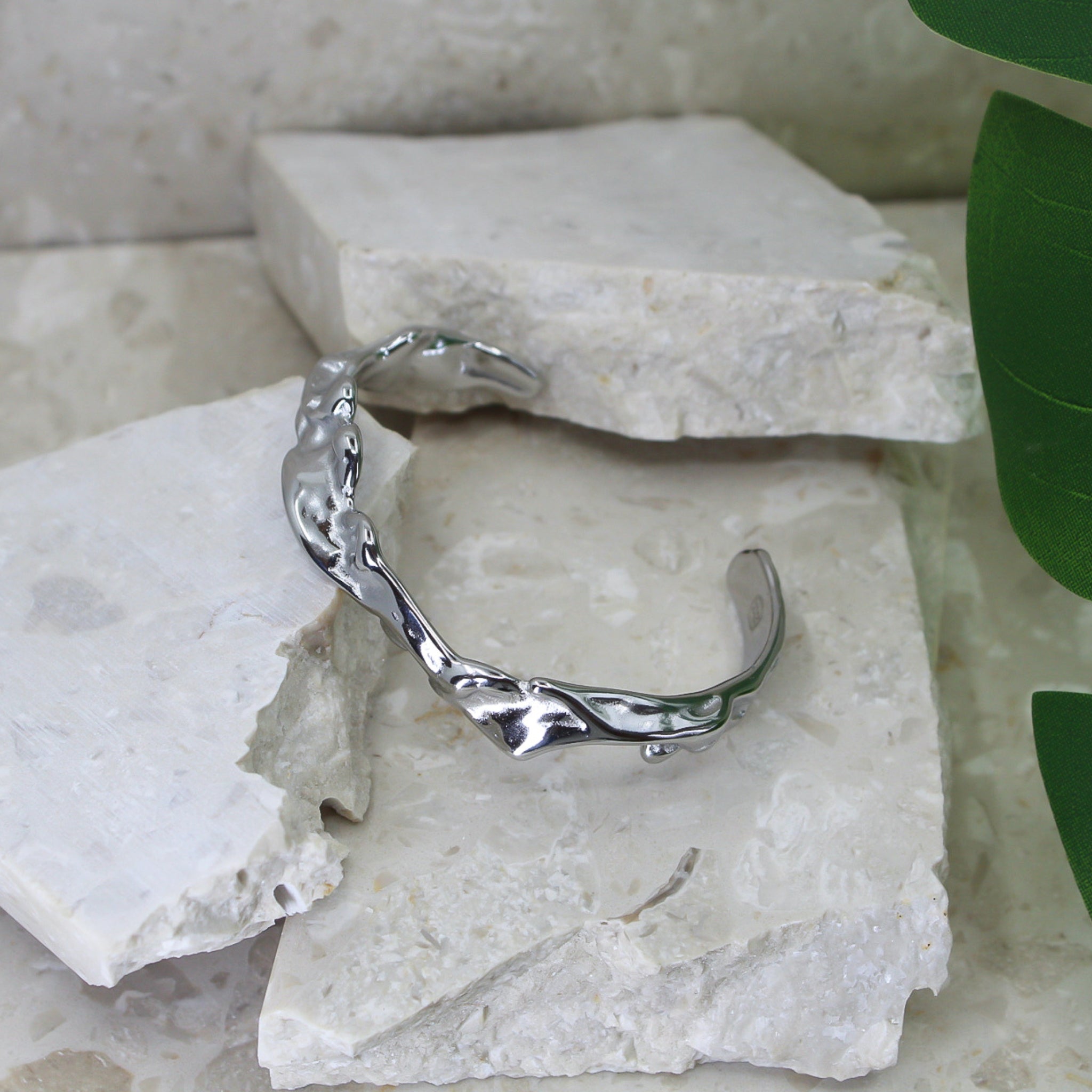 stelt armband med oregelbunden form