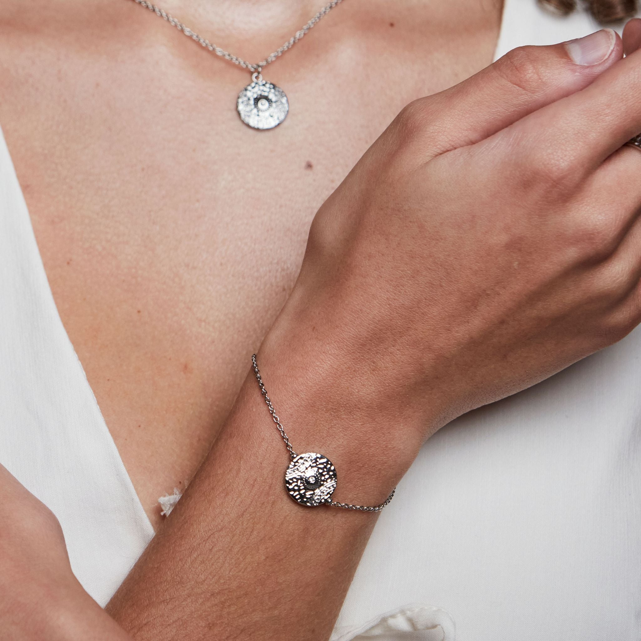 Armband med en rund berlock