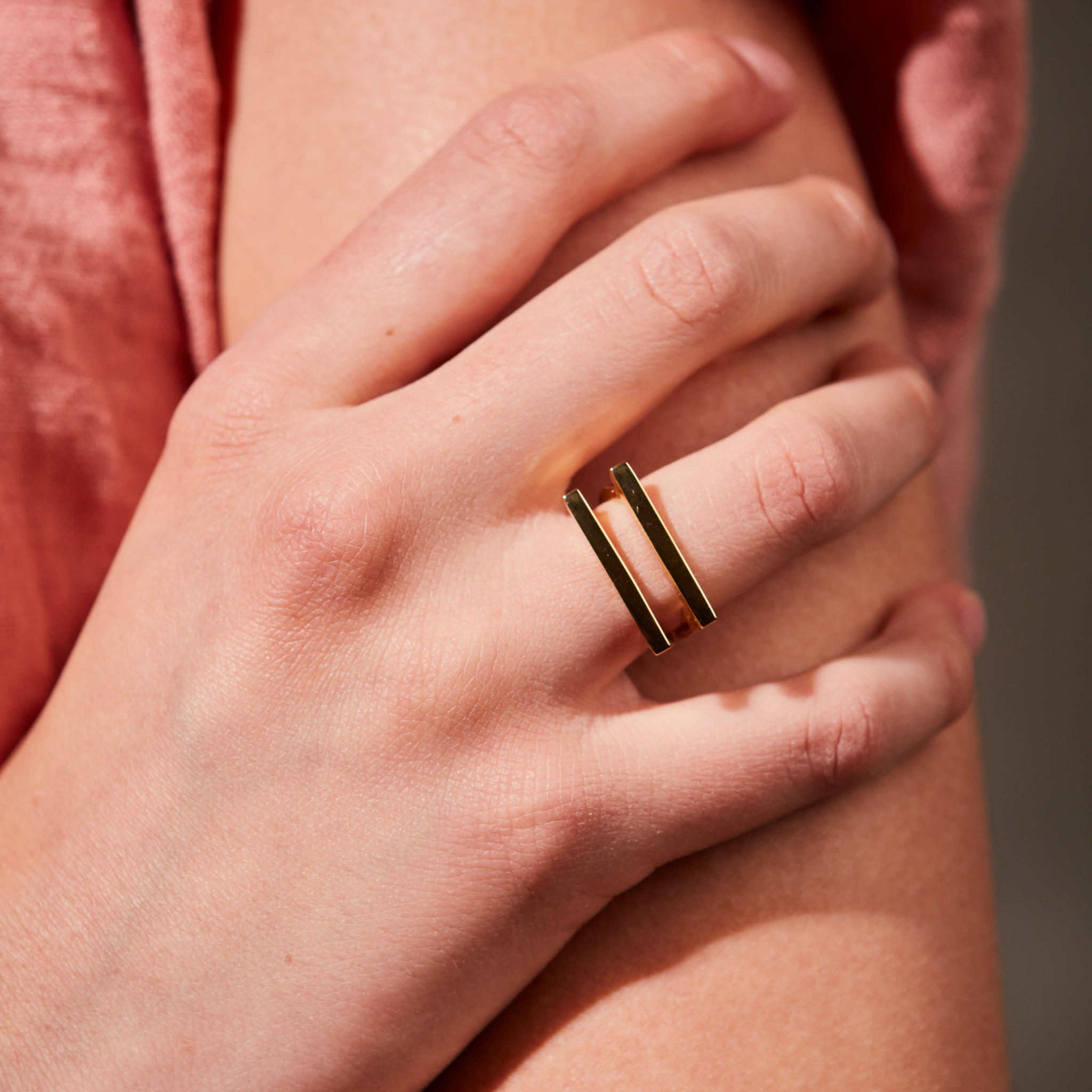 ring med två horisontella stavar