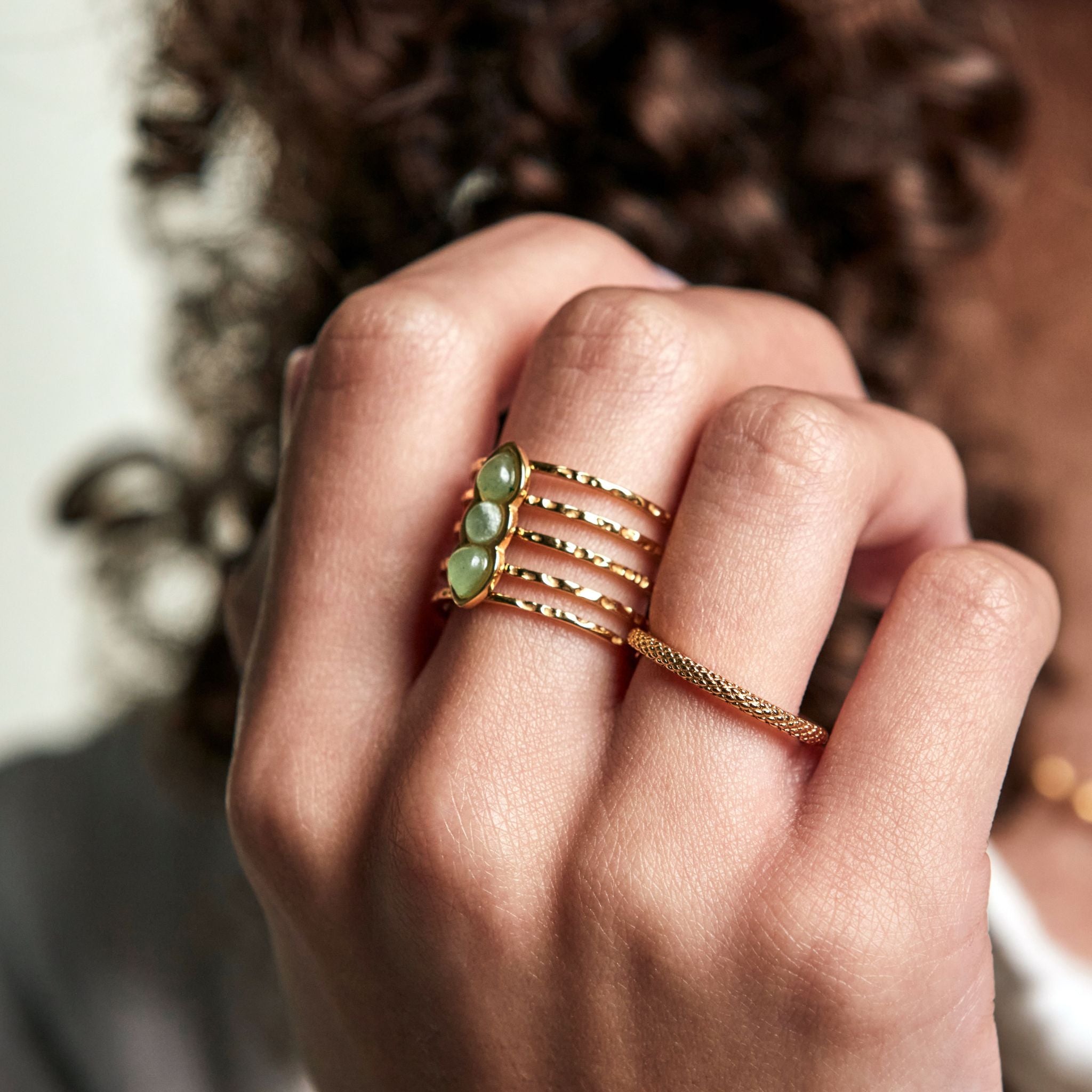 Ring med gröna stenar