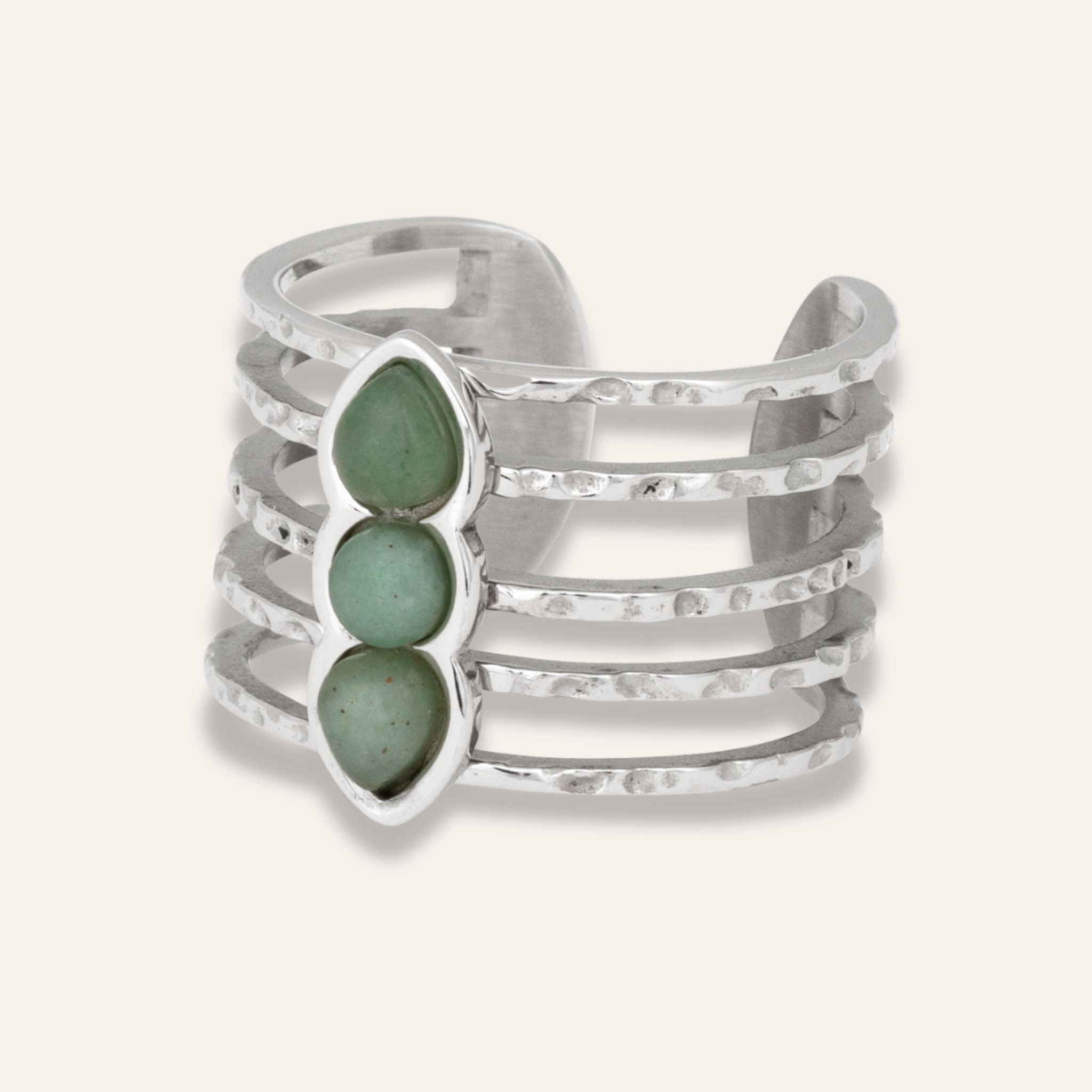 Stål ring med gröna stenar