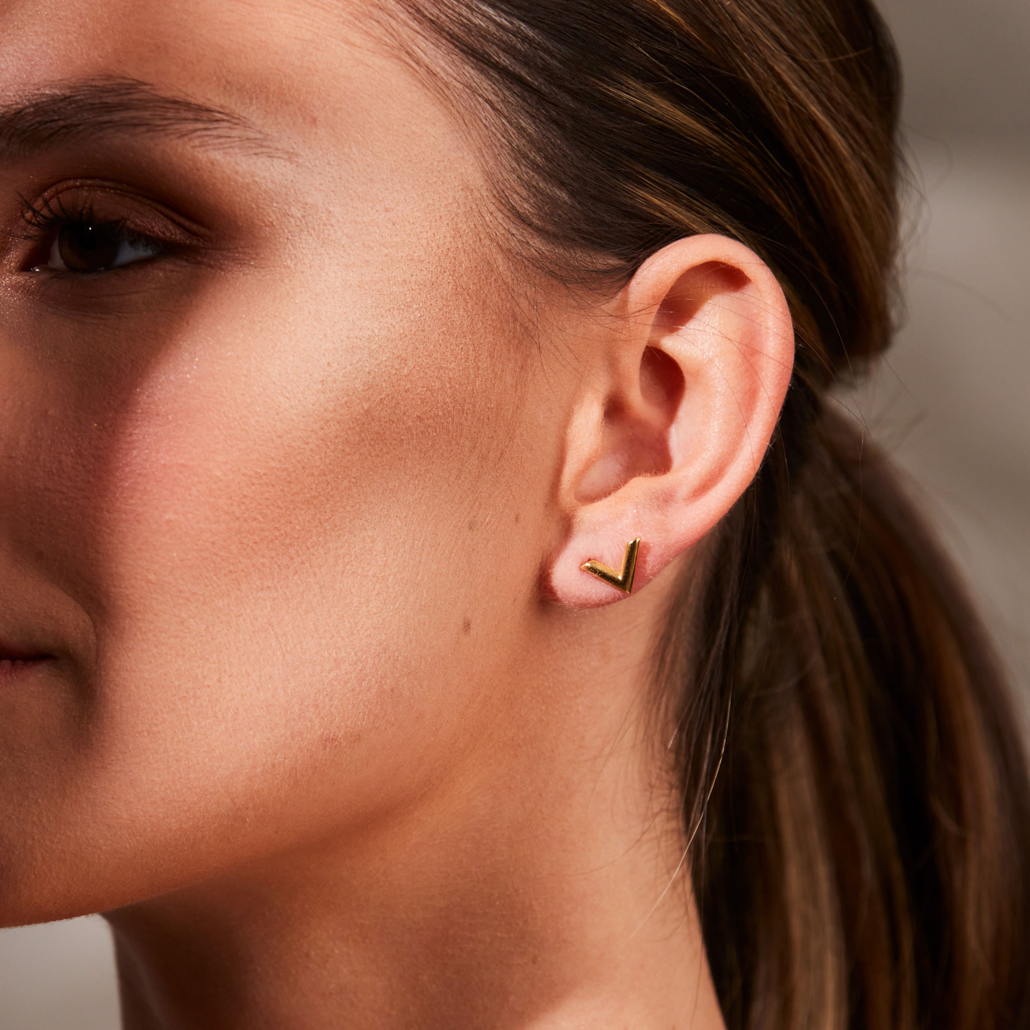 studs örhängen med v-formad design