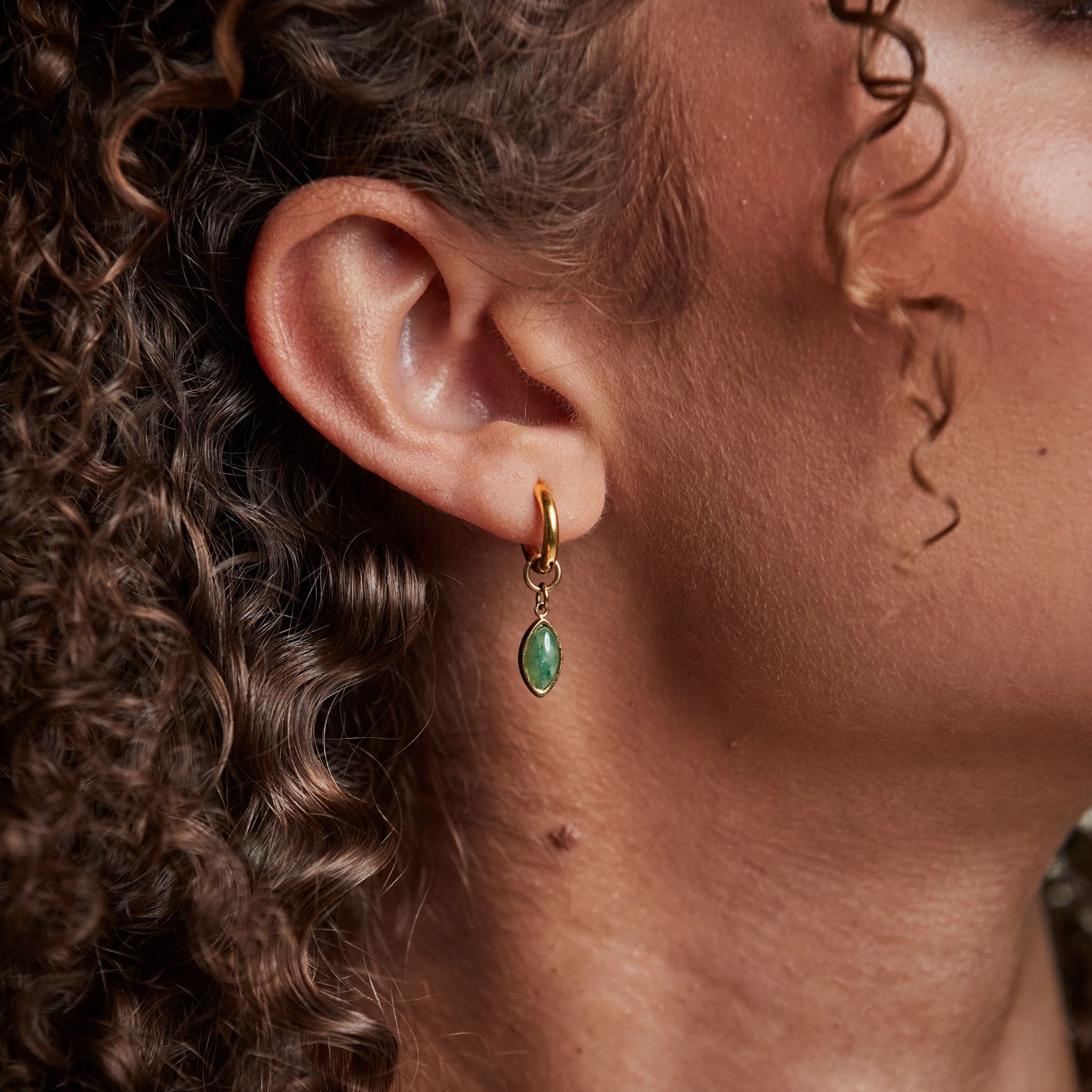 18 k guldpläterade örhängen med gröna stenar