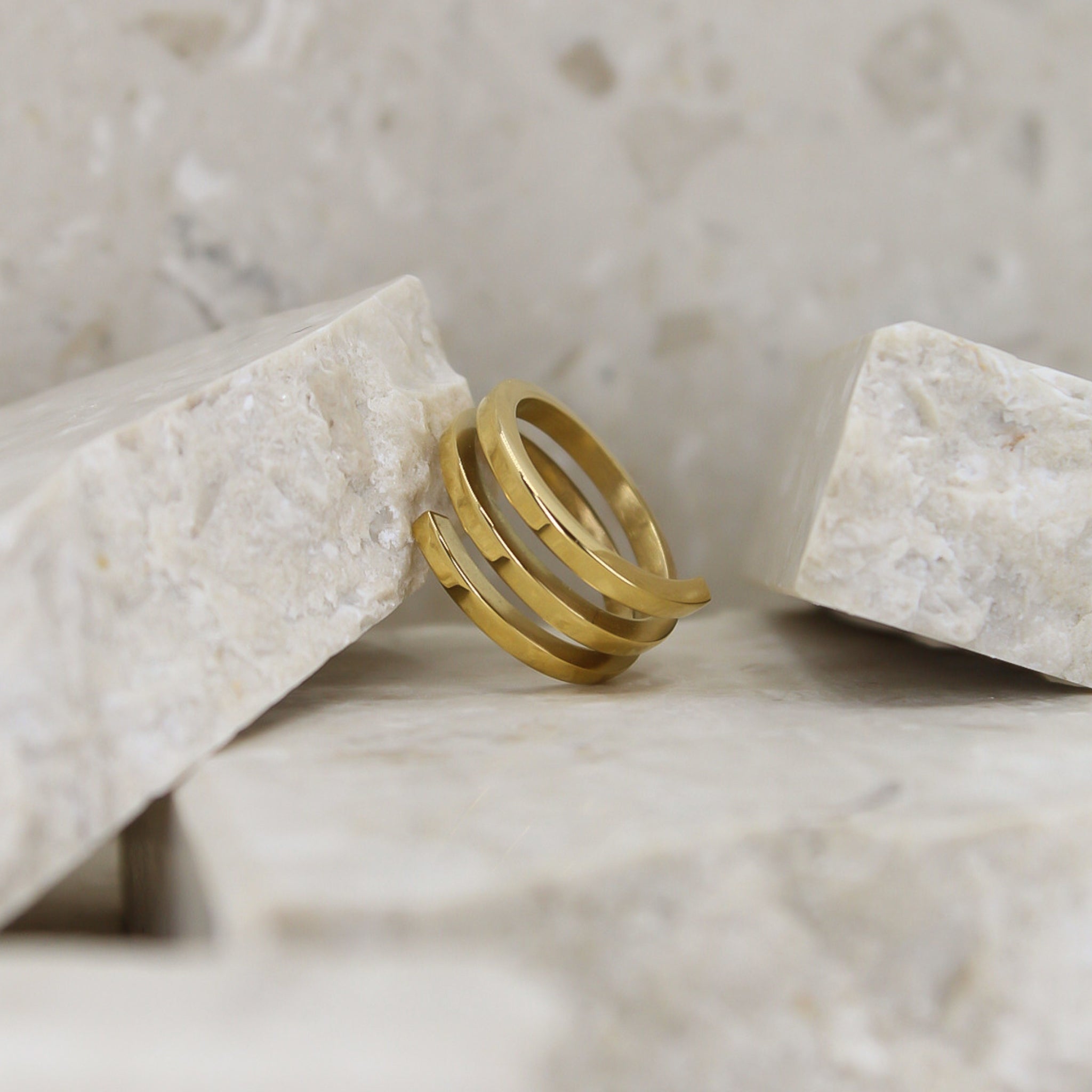 spiralformad ring i 18 k guldplätering