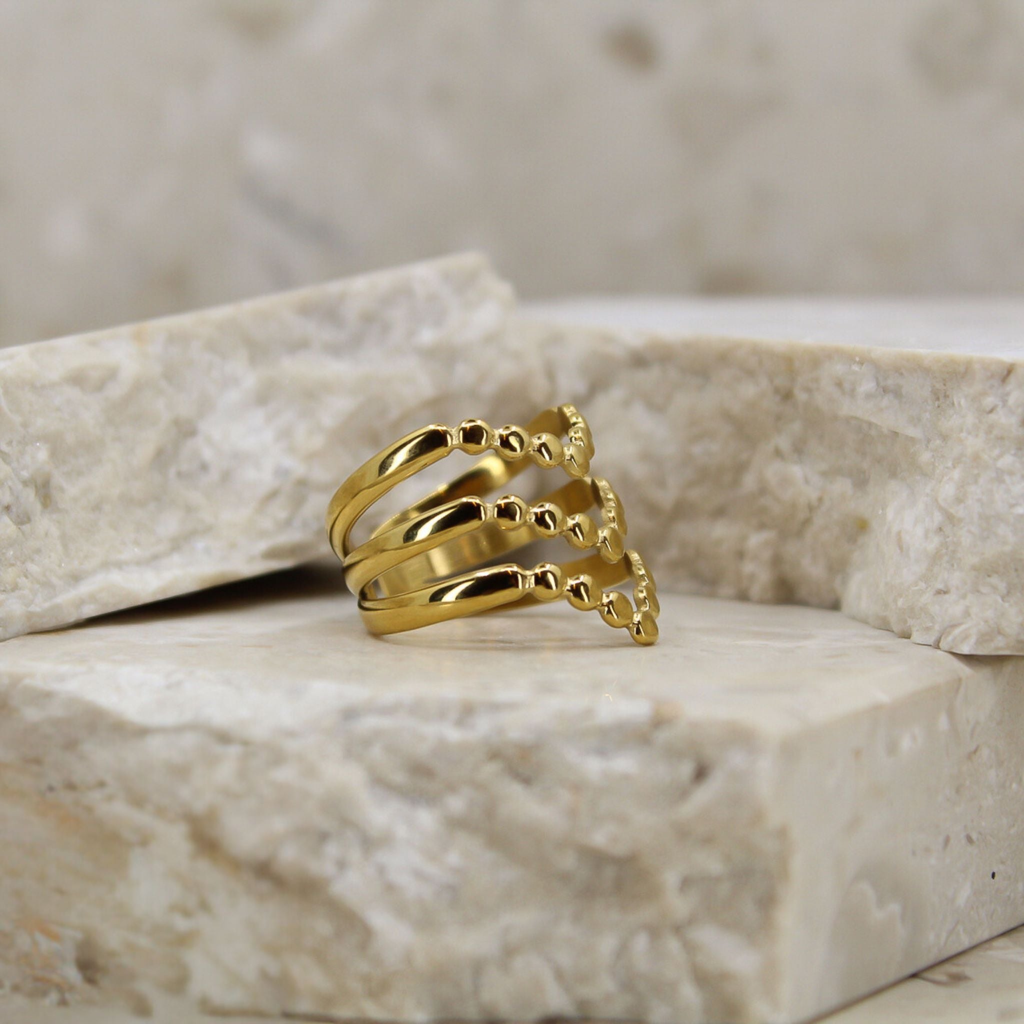 Ring golden elegant