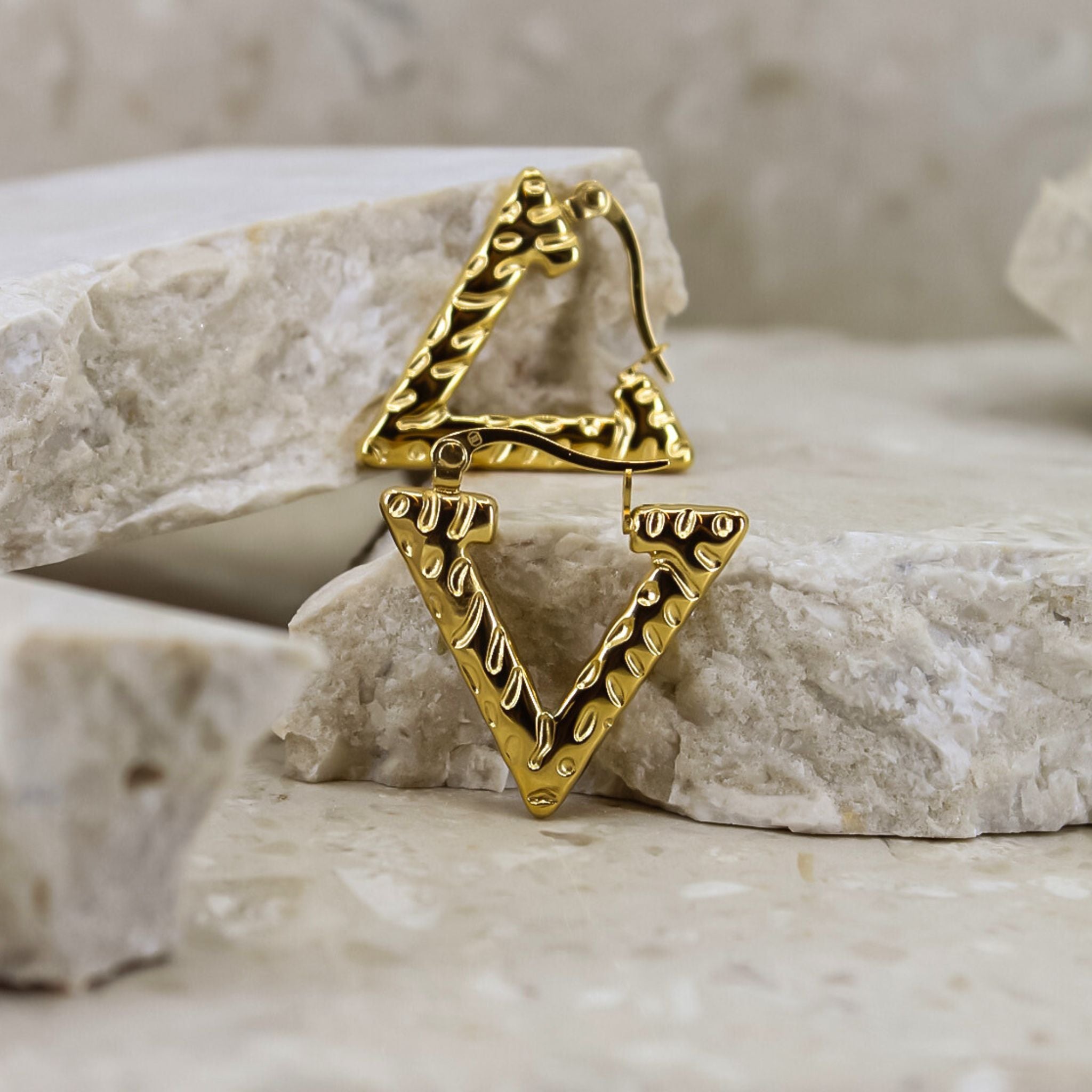 Örhänge hammered triangle