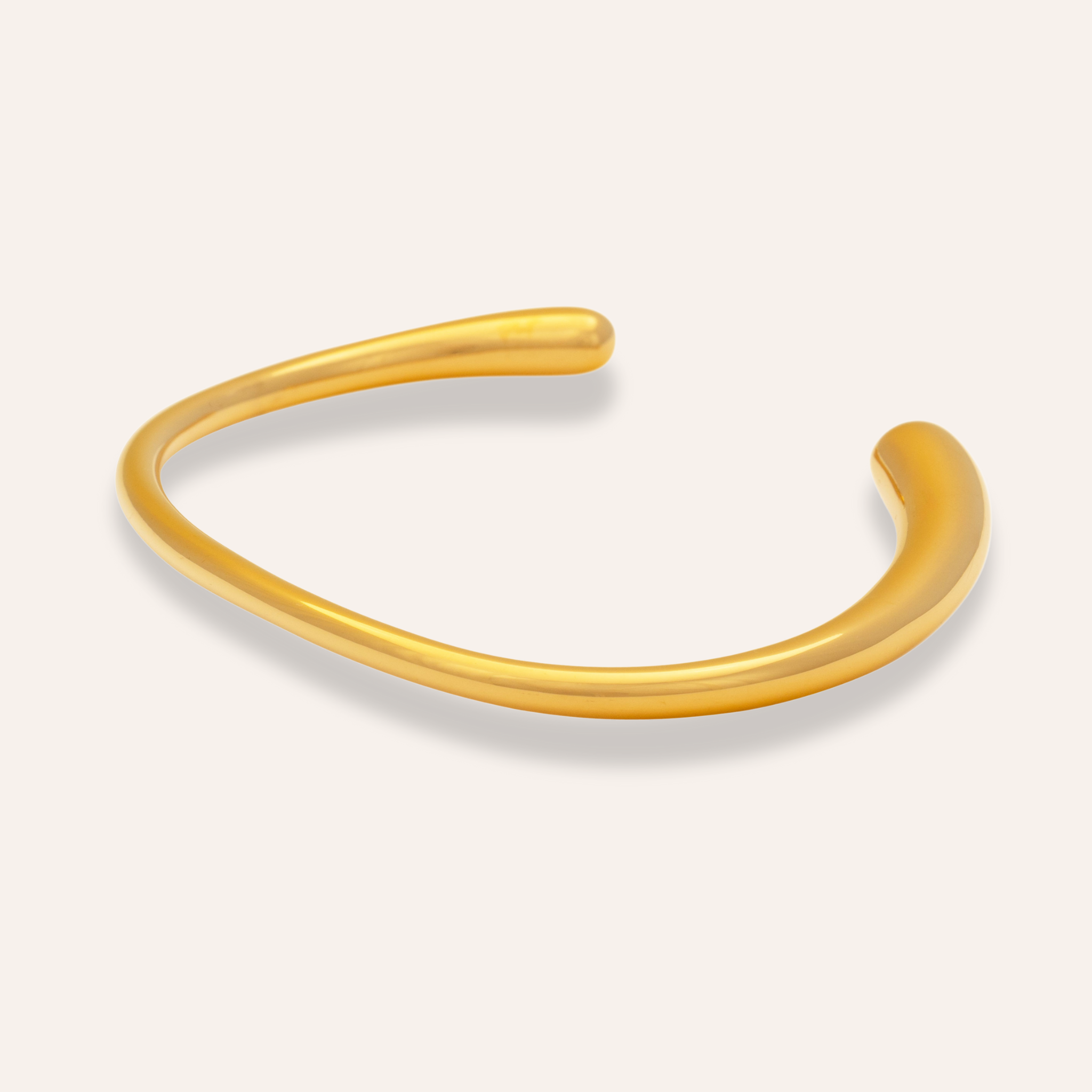stelt armband med 18k guldplätering