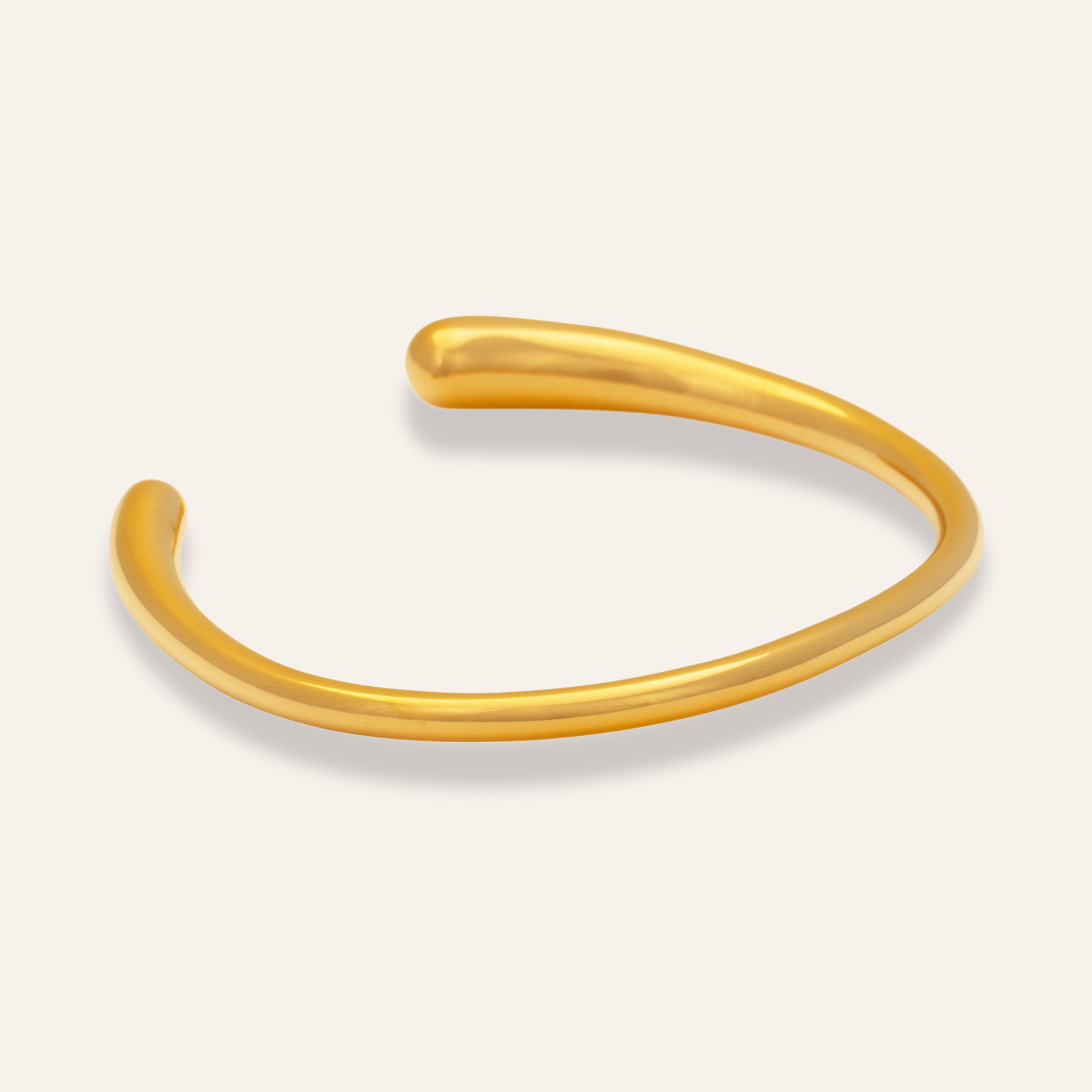 stelt armband med 18k guldplätering
