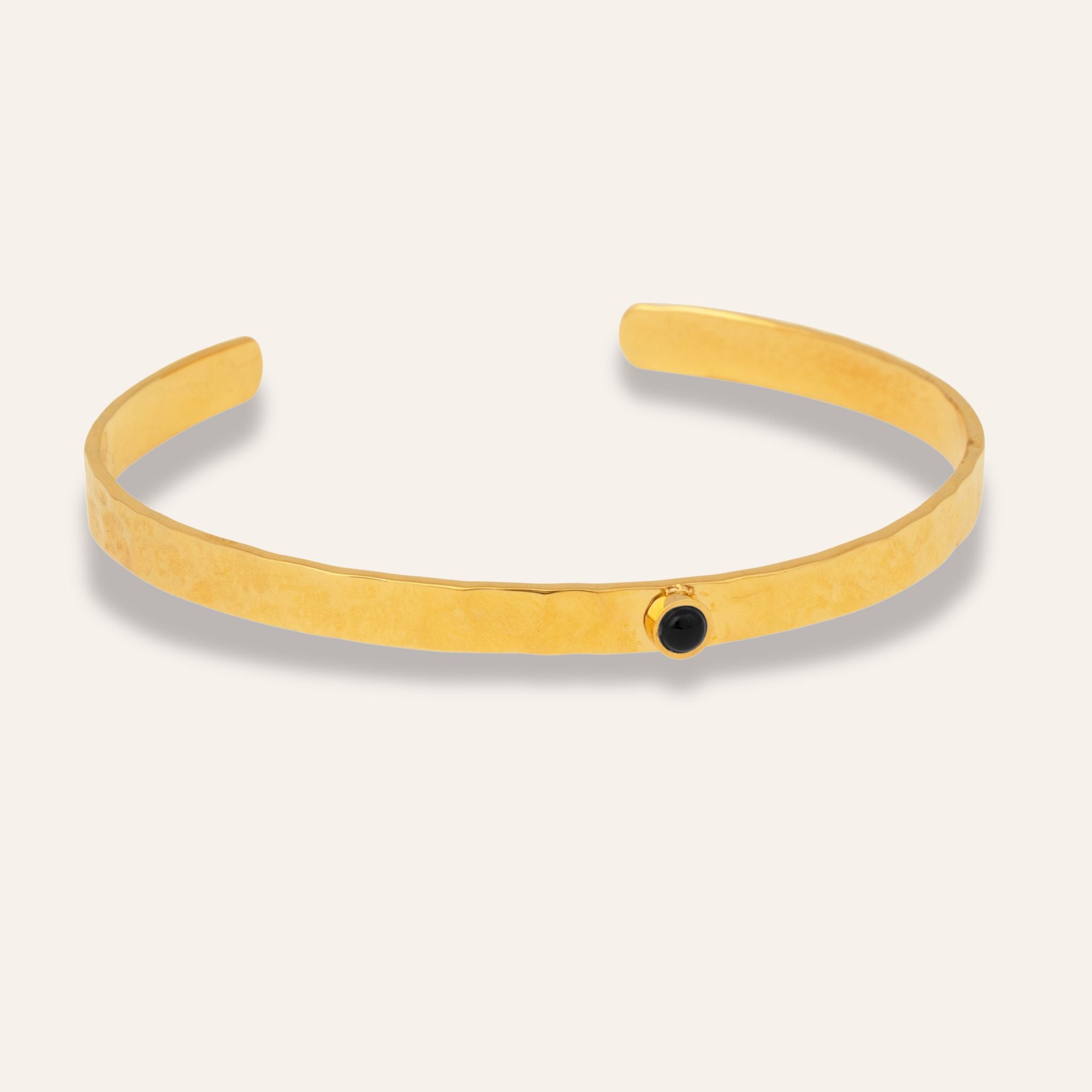 Guldigt stelt armband med en svart sten