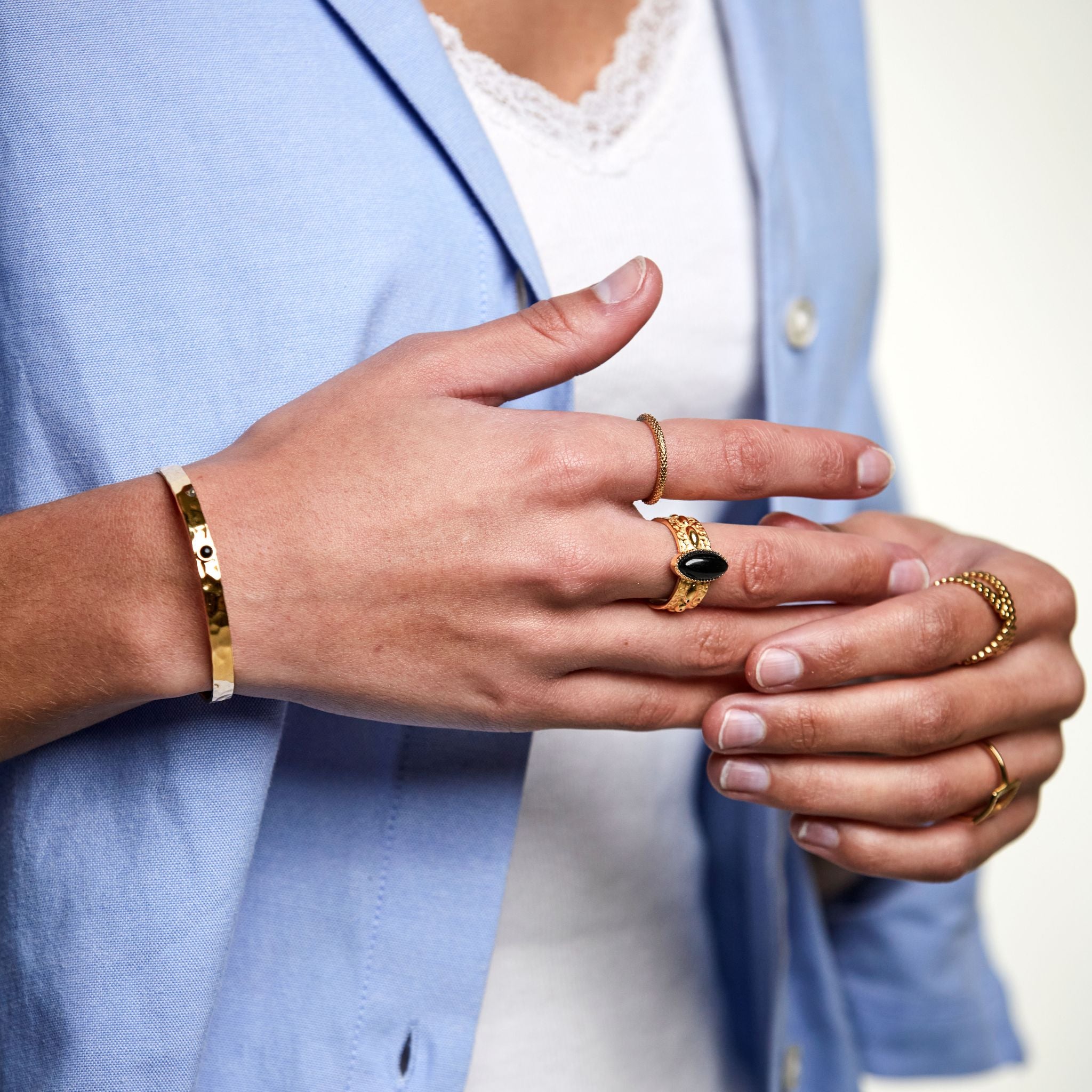 Stelt armband med svart sten i 18 k pläterat guld
