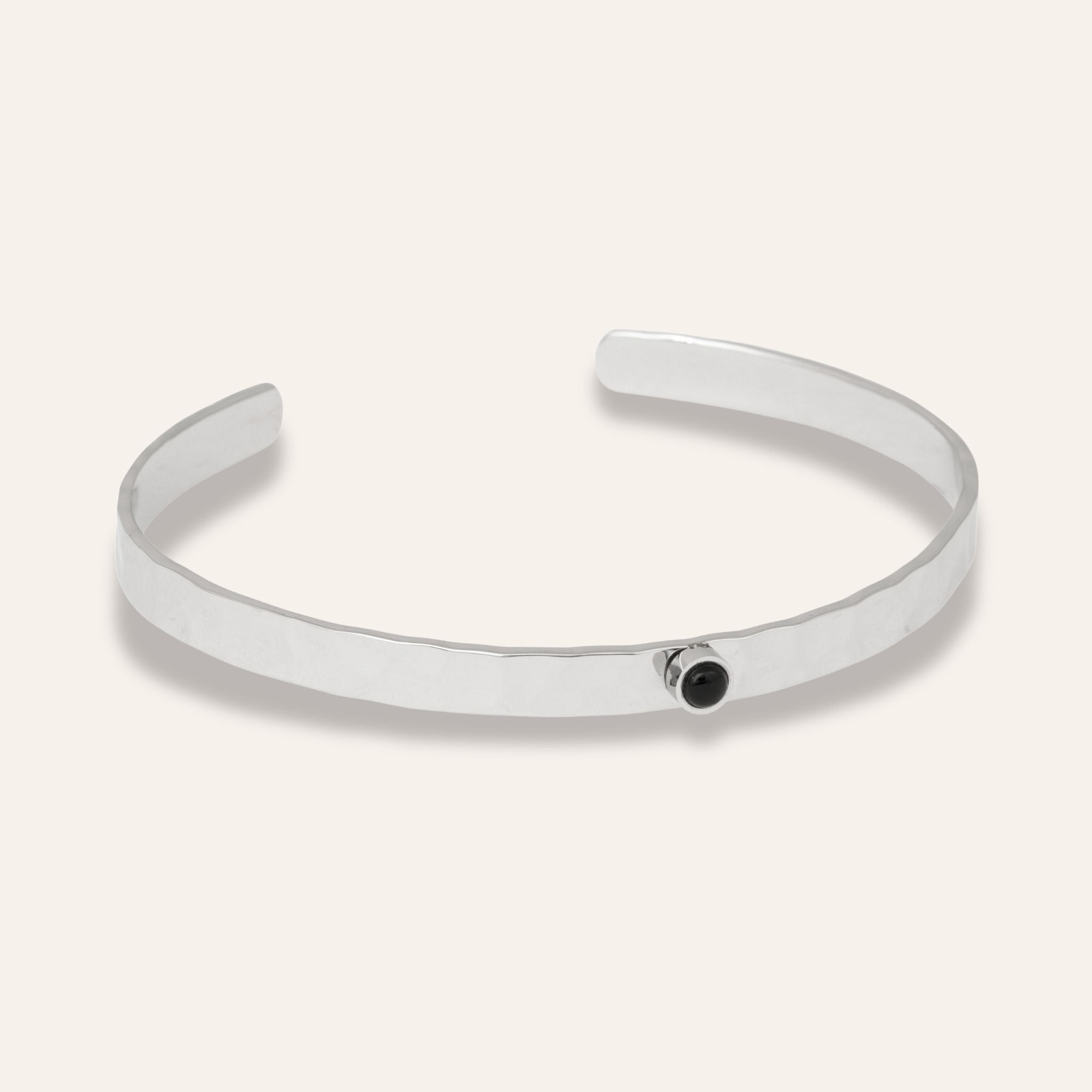 Stelt armband med en svart sten i rostfritt stål