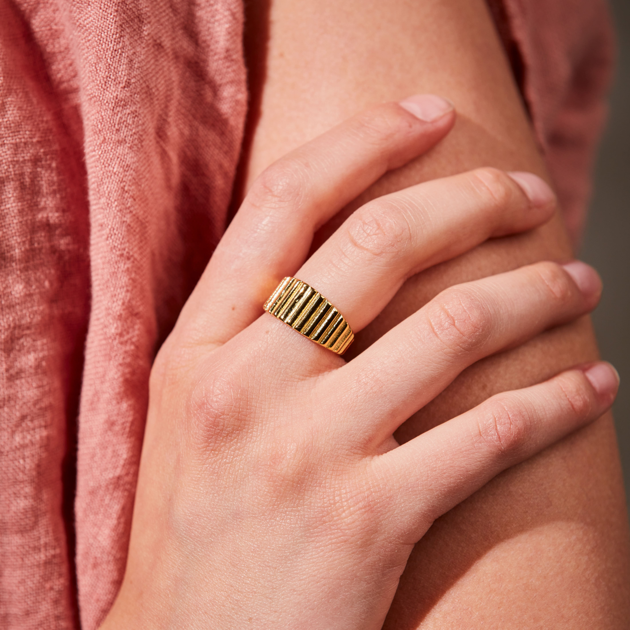 ribbad statement ring