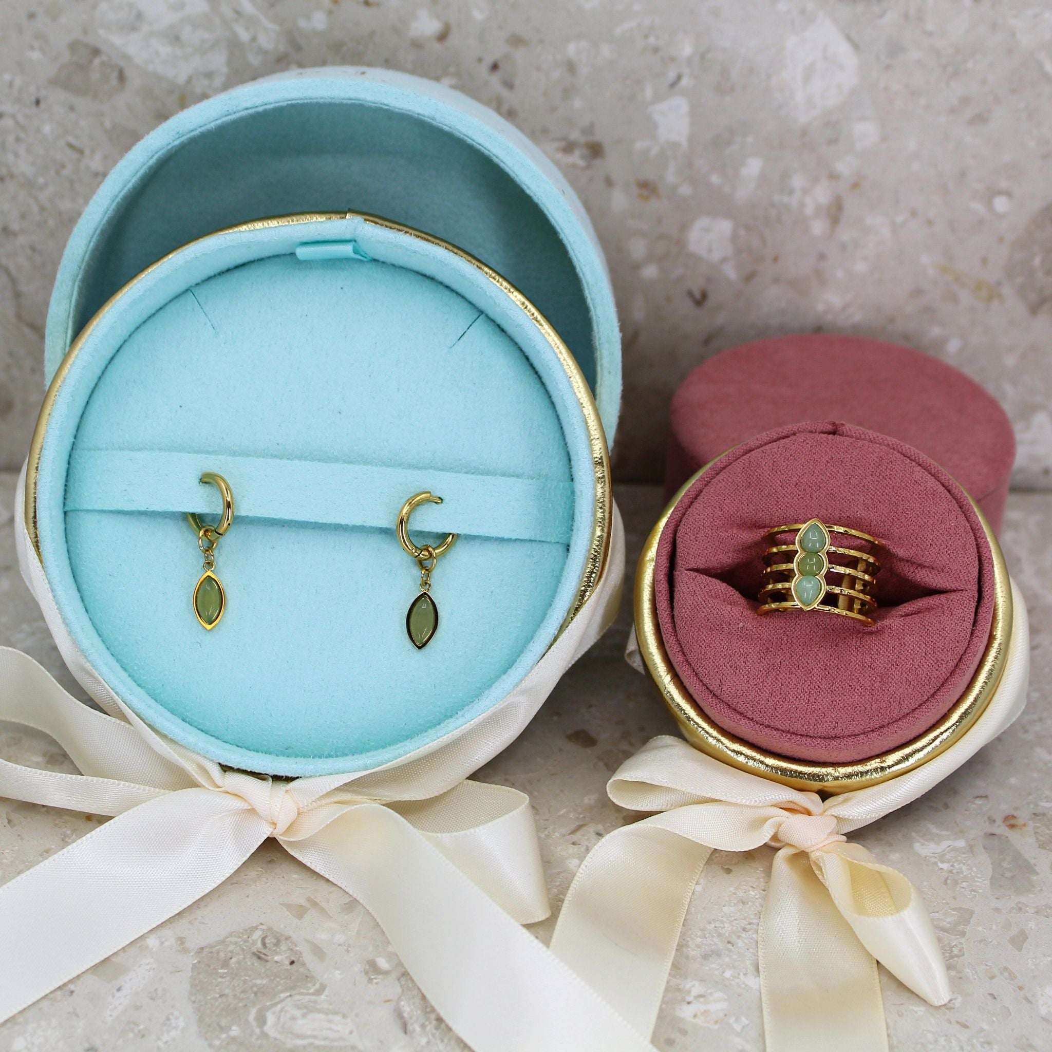 Ett smyckeset med green aventurine örhänge och ring i 18k guldplätering med en grön ädelsten, i en turkos eller rosa sammet presentask