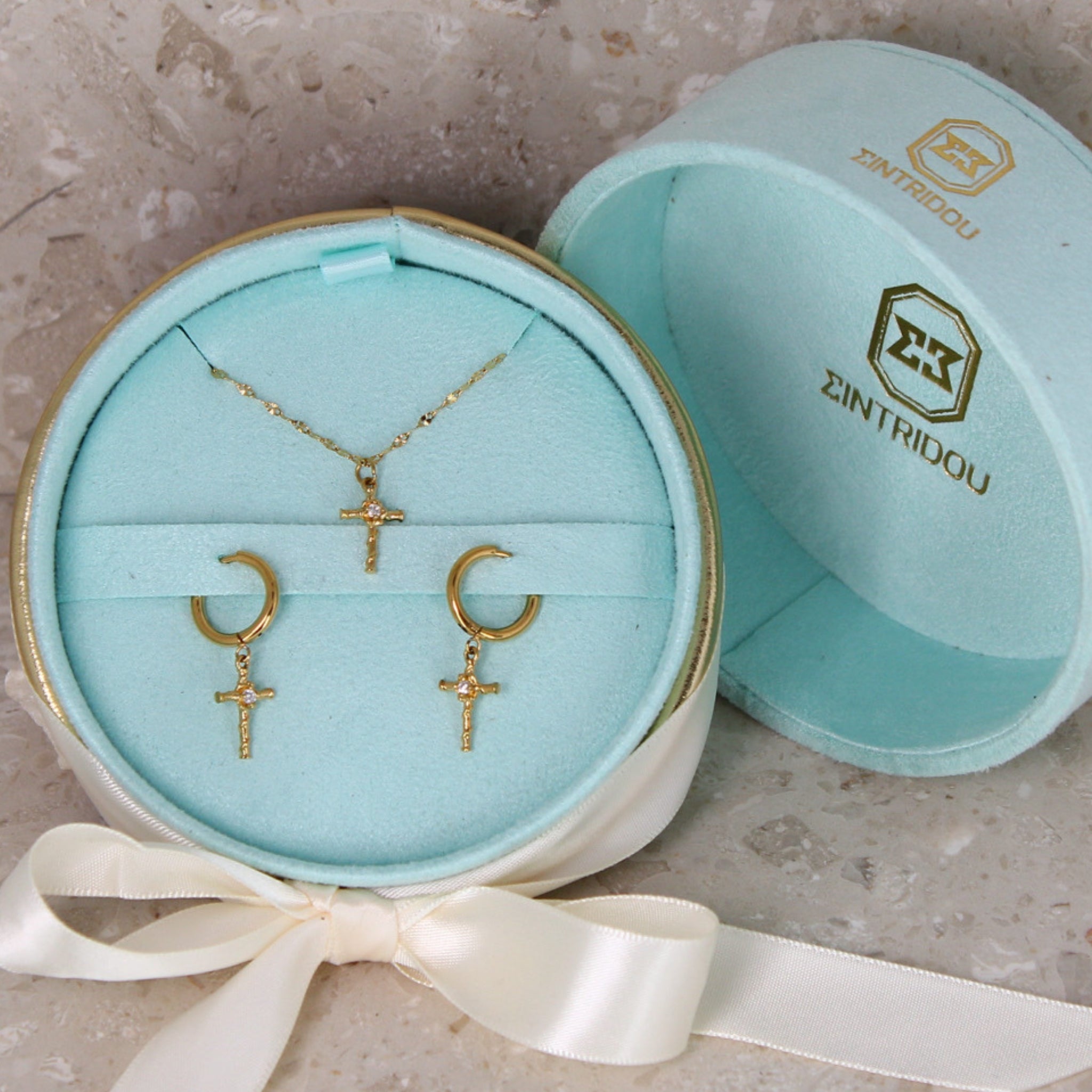 Presentbox - Golden cross with zircon