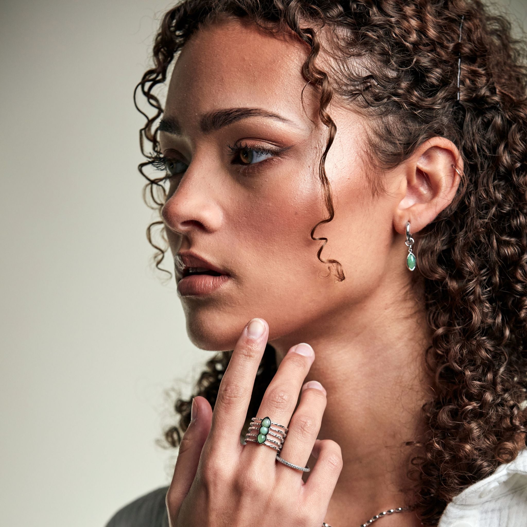 Modellbild med EPIONE Green aventurine smycken på sig