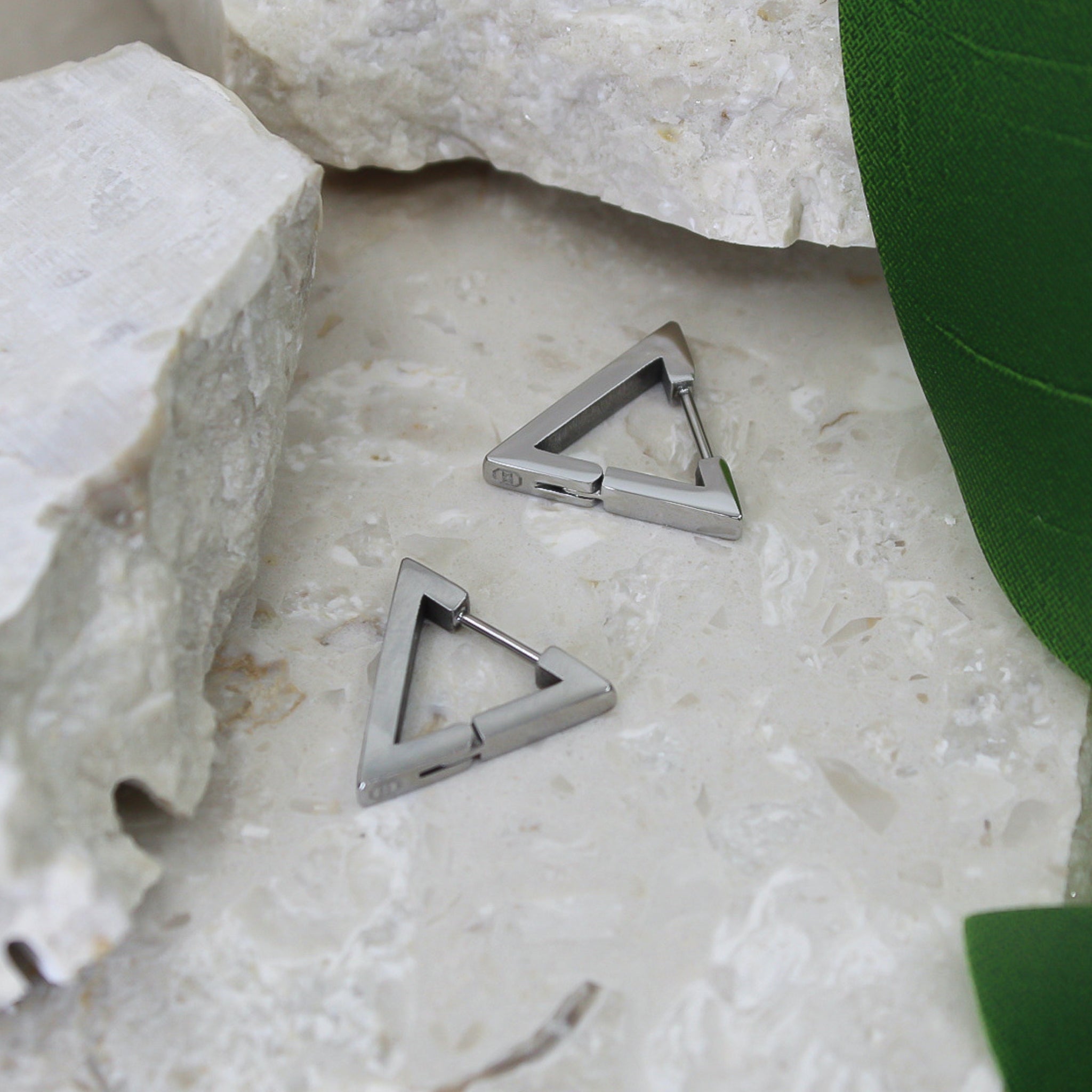 Earring triangle of steel