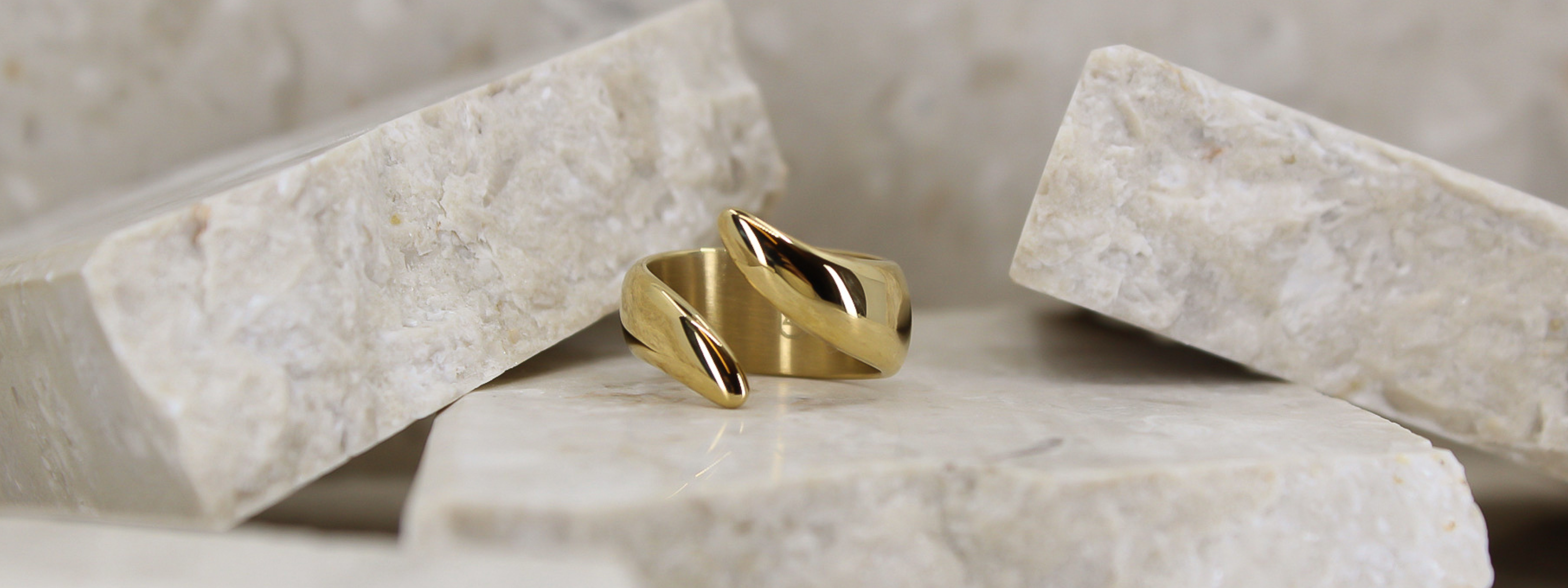 Headerbild för kategorin ringar. Soft ring i en produktbild med stenar i bakgrunden